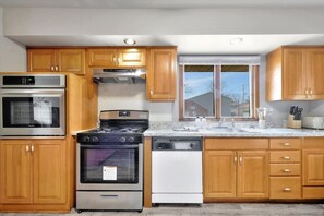 Fridge, microwave, oven, coffee/tea maker - 4BR Spacious Home Near U of I! (Champaign)