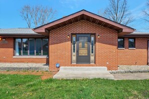 Exterior detail - 4BR Spacious Home Near U of I! (Champaign)