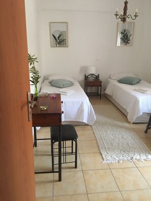 2 slaapkamers, een kluis op de kamer, een bureau