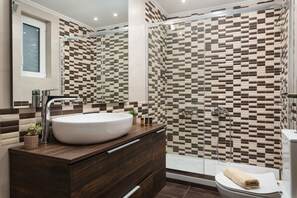 Shower, rainfall showerhead, hair dryer, towels - Harmony Apartment in Chania (Chania)