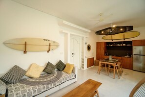 43-inch Smart TV with digital channels - Musik Villa Canggu (Canggu)