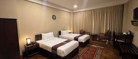 デスク、ノートパソコン用作業スペース、遮光カーテン、防音設備