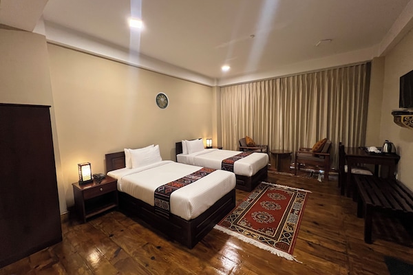 Meja, ruang kerja komputer riba, langsir/tirai gelap terus, kalis bunyi