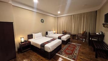 Deluxe Double or Twin Room | Desk, laptop workspace, blackout drapes, soundproofing