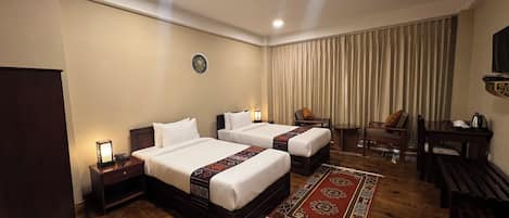 Kahden hengen deluxe-huone (yksi tai kaksi sänkyä) | Työpöytä, kannettavalle tietokoneelle sopiva työtila, pimennysverhot