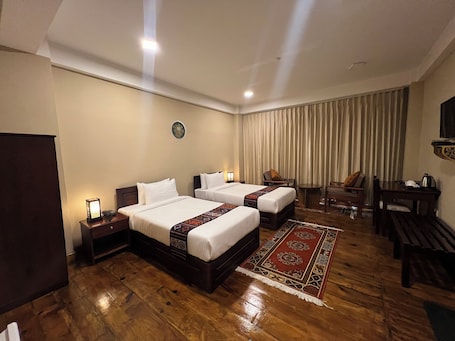 Escritorio, espacio para trabajar con laptop y cortinas blackout . Taktshang Paradise