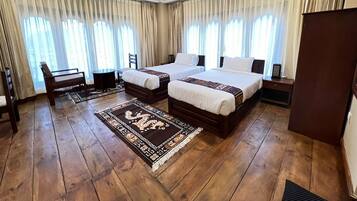 Deluxe Double or Twin Room | Desk, laptop workspace, blackout curtains, soundproofing