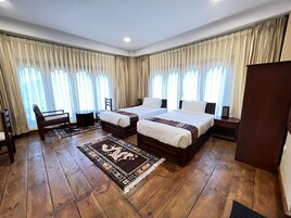 Deluxe Double or Twin Room | Desk, laptop workspace, blackout drapes, soundproofing