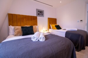 3 Schlafzimmer, Schreibtisch, Bügeleisen/Bügelbrett, Reisekinderbett