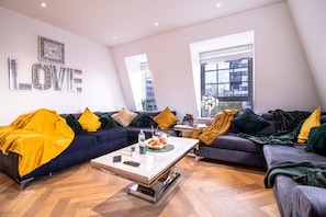 TV connectée, livres, chaîne hi-fi