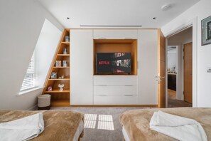 3 bedrooms, desk, iron/ironing board, travel cot - Marble Arch Penthouse 70, Best Location! (Greater London)