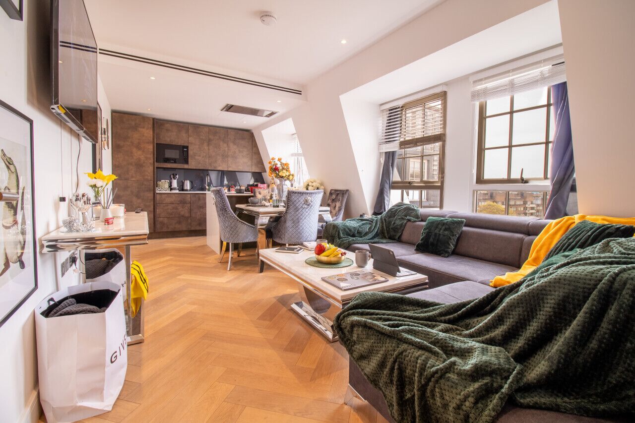 TV connectée, livres, chaîne hi-fi