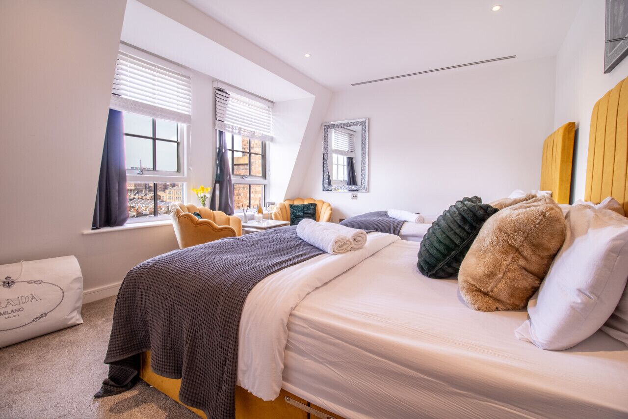 1 habitación, escritorio, tabla de planchar con plancha y cuna de viaje 