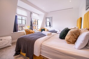 1 habitación, escritorio, tabla de planchar con plancha y cuna de viaje 