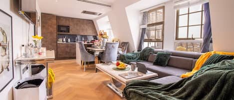 Smart-TV, bøker og stereoanlegg