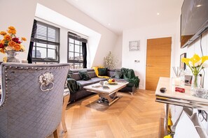 Smart-TV, Bücher, Stereoanlage