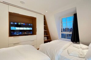 2 bedrooms, desk, iron/ironing board, free WiFi - Marble Arch Penthouse 74, Best Location! (Greater London)