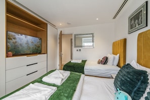 2 bedrooms, desk, iron/ironing board, WiFi