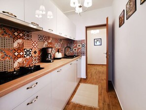 Réfrigérateur, micro-ondes, plaque de cuisson, cafetière/bouilloire