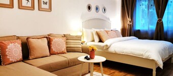 Sector 4 Charming Studio Apartment near Metro & Sun Plaza Mall