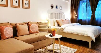 Sector 4 Charming Studio Apartment near Metro & Sun Plaza Mall