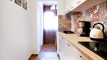 Fridge, microwave, stovetop, coffee/tea maker