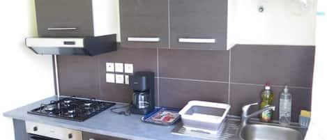 Réfrigérateur, four à micro-ondes, un four, surface de cuisson