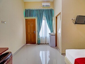 Standard Double Room | Desk, free WiFi, bed sheets - OYO 90945 Arizon Kost (Jambi)