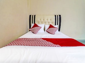 Standard Double Room | Desk, free WiFi, bed sheets - OYO 90945 Arizon Kost (Jambi)