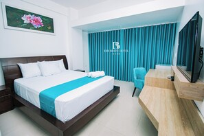 Standard Double Room | Select Comfort beds, in-room safe, soundproofing, iron/ironing board