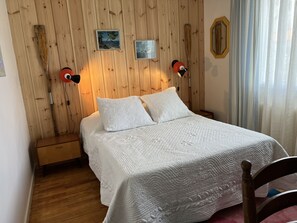 3 Schlafzimmer, Schreibtisch, Bügeleisen/Bügelbrett, Reisekinderbett