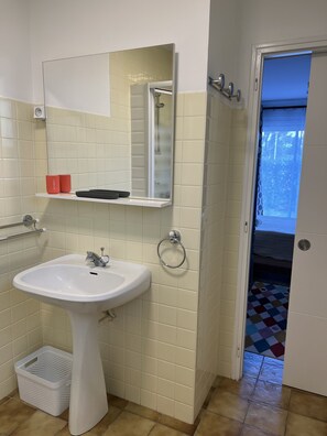 تجهيزات دش، مجففات شعر، مناشف