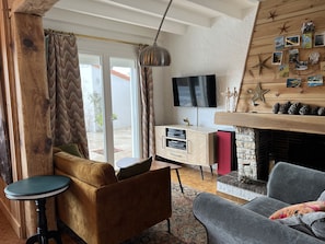 Fernseher, Kamin, Bücher, Stereoanlage