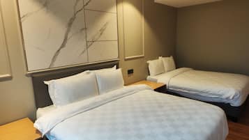 Una habitación de hotel con dos camas, una gran obra de arte de mármol en la pared y una mesita de noche de madera.