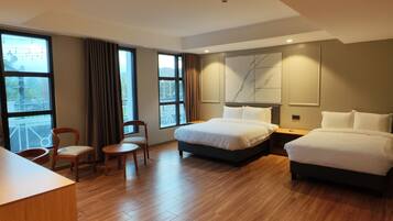 Executive Suite | 1 bedroom, in-room safe, blackout drapes, iron/ironing board