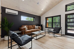 Una Smart TV, una chimenea