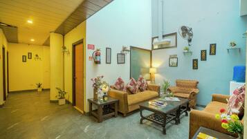 Coin salon dans le hall