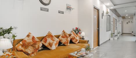 تلفزيون إل إي دي بحجم 32-بوصة يعرض قنوات فضائية، تلفزيون