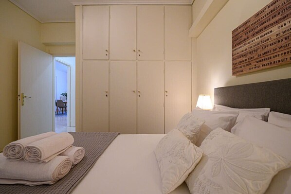 2 bedrooms, desk, iron/ironing board, travel cot