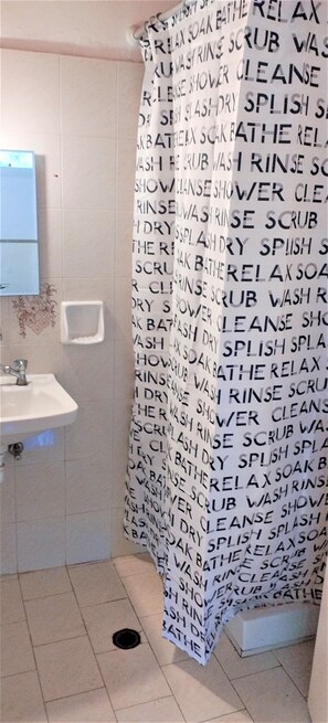 Shower, hair dryer, bidet, towels - Eleni Apartments Sant George Beach (Corfu)