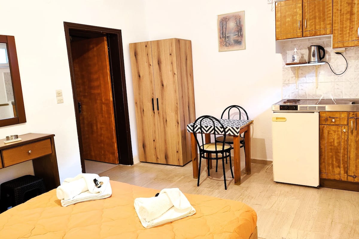 Basic Studio, 1 Double Bed | Free WiFi, bed sheets