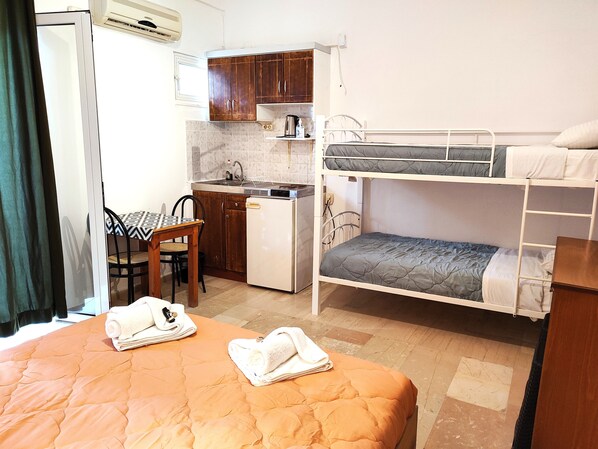 Eenvoudige vierpersoonskamer | Gratis wifi, beddengoed