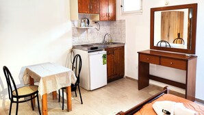 Basic Studio | WiFi (free), bed sheets