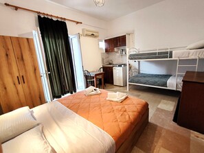 Eenvoudige vierpersoonskamer | Gratis wifi, beddengoed