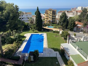 Una piscina al aire libre