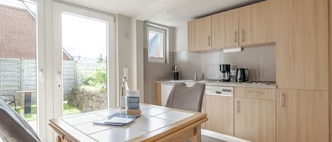 Réfrigérateur, surface de cuisson, lave-vaisselle, cafetière-théière