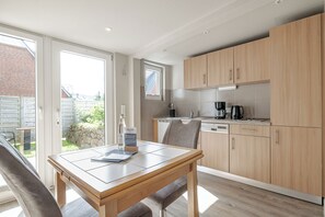 Kjøleskap, kokeplater, oppvaskmaskin og kaffetrakter/tekoker