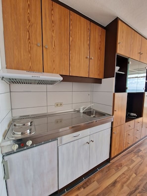 Køleskab, kogeplade, kaffe-/temaskine, brødrister