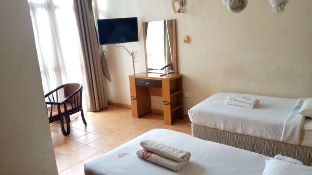 Business Double or Twin Room | Desk, laptop workspace, free WiFi, individually furnished - DOUBLE FIVE HOTEL (Kampala)