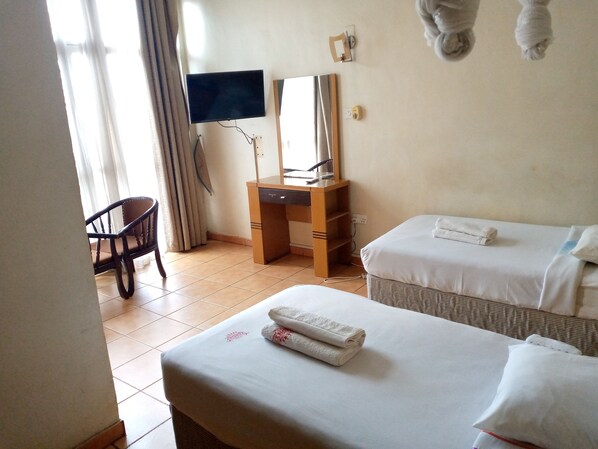 Muebles diferentes, escritorio y espacio para trabajar con laptop